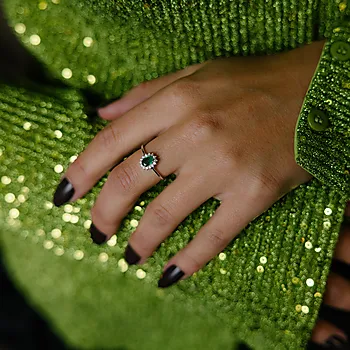 Bilde nummer 3 av Diamantring i 585 hvitt gull 0,14 ct med smaragd