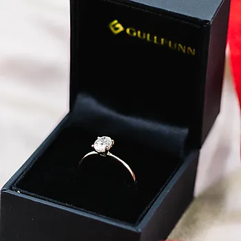 Bilde nummer 4 av Juliett ring i 375 gult gull med moissanite 0,75