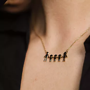 Bilde nummer 2 av Pan Jewelry, Familiesmykke med mor, far og tre døtre i forgylt 925 sølv