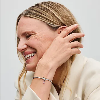 Bilde nummer 3 av Pandora Moments, Charm i 925 sølv med hjerte gravert med teksten Mom