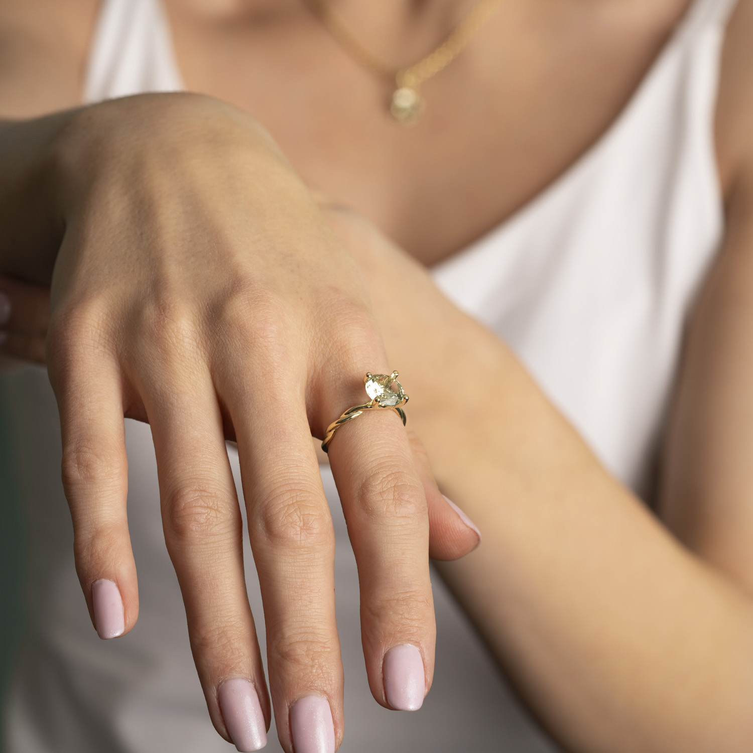 Bilde nummer 4 av Pan Jewelry Drops, Ring i 585 gult gull med syntetisk Krysolitt