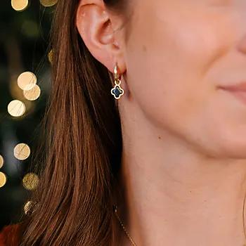 Bilde nummer 3 av Kløver øreringer i 925 forgylt sølv med syntetisk sort agat