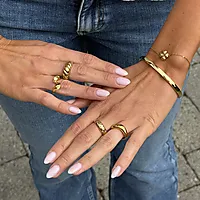 Bilde nummer 3 av Lucky armbånd i forgylt stål med firkløver