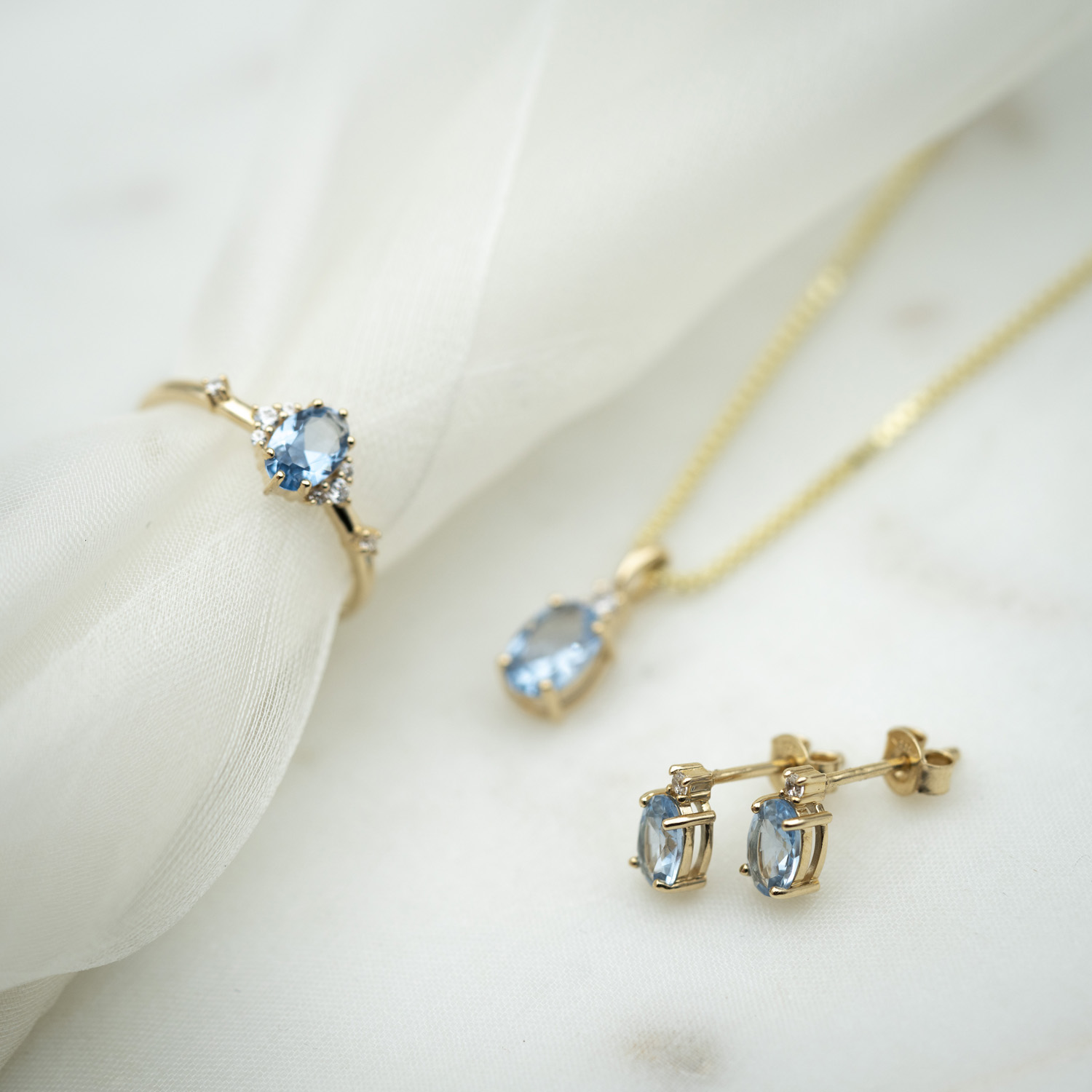 Bilde nummer 3 av Pan Jewelry, Øredobber i 585 gult gull med zirkonia og syntetisk blå spinell