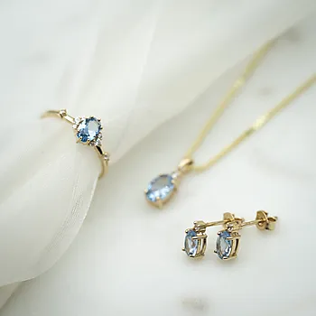 Bilde nummer 3 av Pan Jewelry, Øredobber i 585 gult gull med zirkonia og syntetisk blå spinell