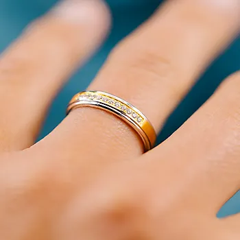 Bilde nummer 2 av Giftering i 585 gult og hvitt gull med diamanter 0,12 CT | 4 mm bredde