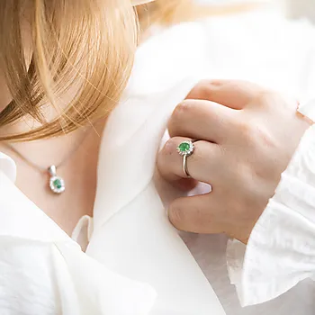 Bilde nummer 2 av Gold Collection, Ring i 585 hvitt gull med diamanter 0,14 ct og smaragd