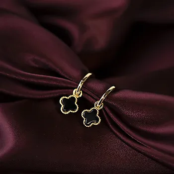 Bilde nummer 4 av Kløver øreringer i 925 forgylt sølv med syntetisk sort agat