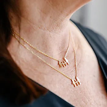 Bilde nummer 2 av Pan Jewelry, Familiesmykke med mor, far og to sønner i forgylt 925 sølv