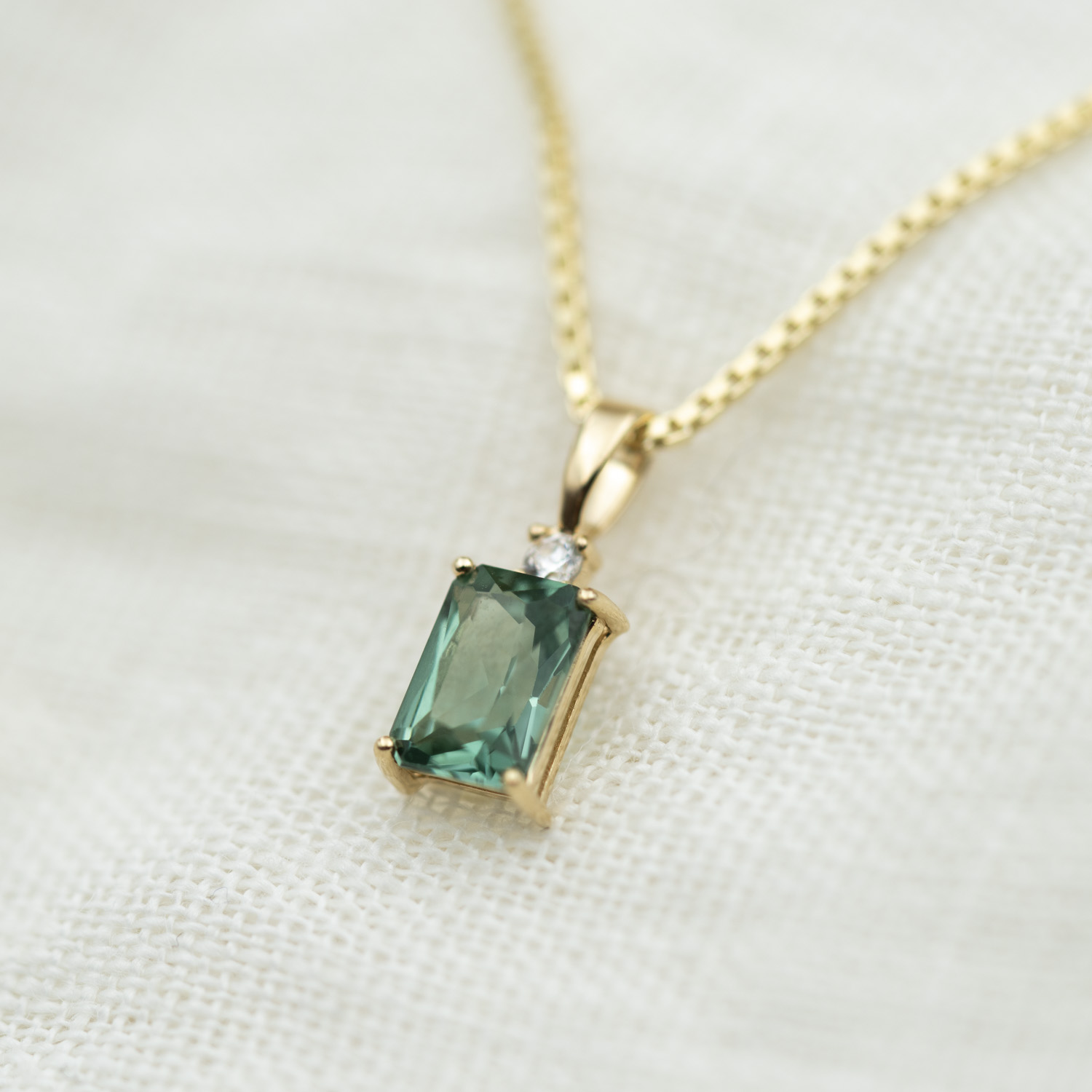 Bilde nummer 2 av Pan Jewelry, Anheng i 585 gult gull med zirkonia og syntetisk grønn spinell
