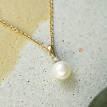 Bilde nummer 3 av Smykke i 585 gult gull med ferskvannsperle og diamant 0,005 ct