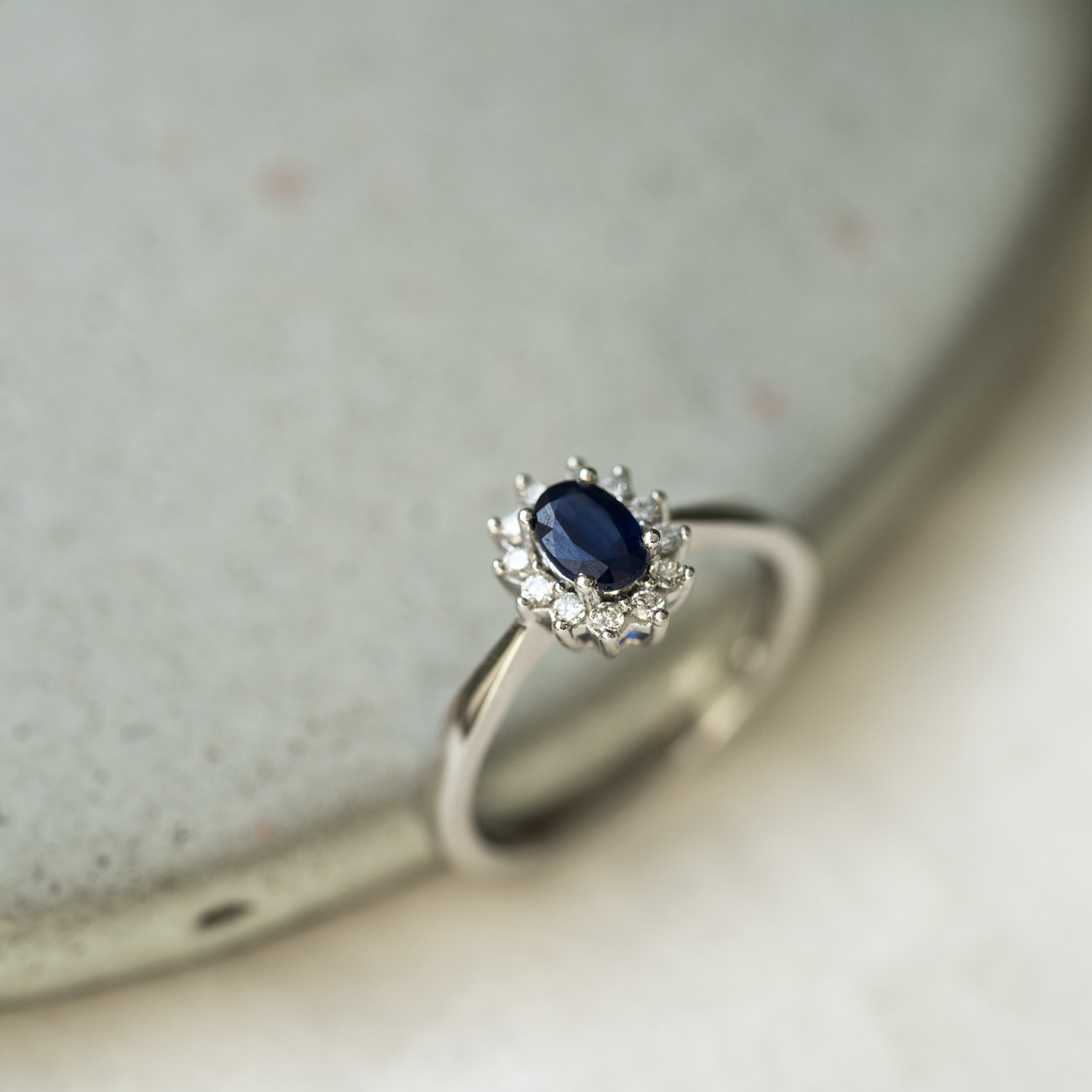 Bilde nummer 3 av Pan Jewelry, Ring i 585 hvitt gull med diamanter 0,16 ct og safir