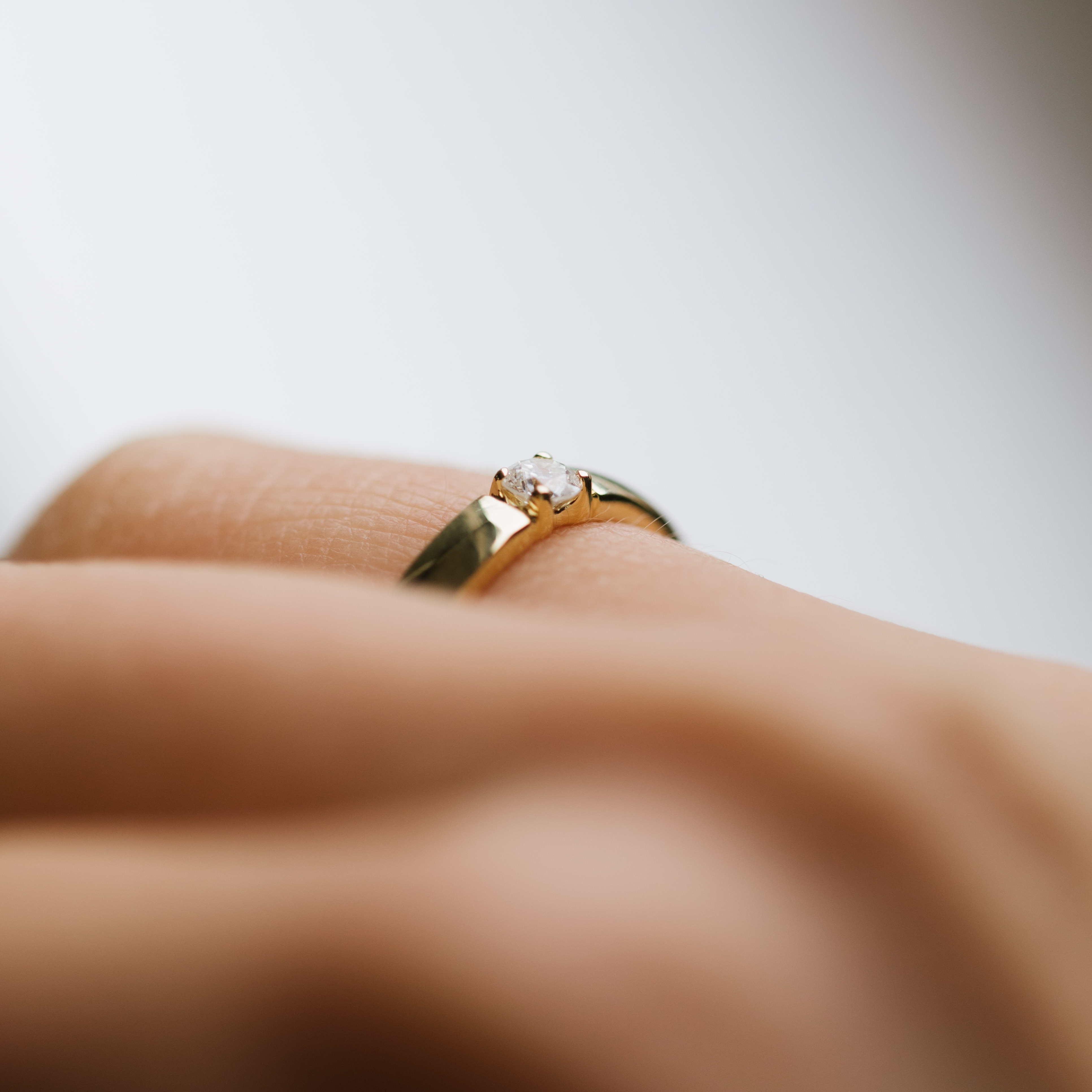 Bilde nummer 2 av Pan Jewelry, Angelica alliansering i 585 gult gull med diamanter 0,15 ct WSI