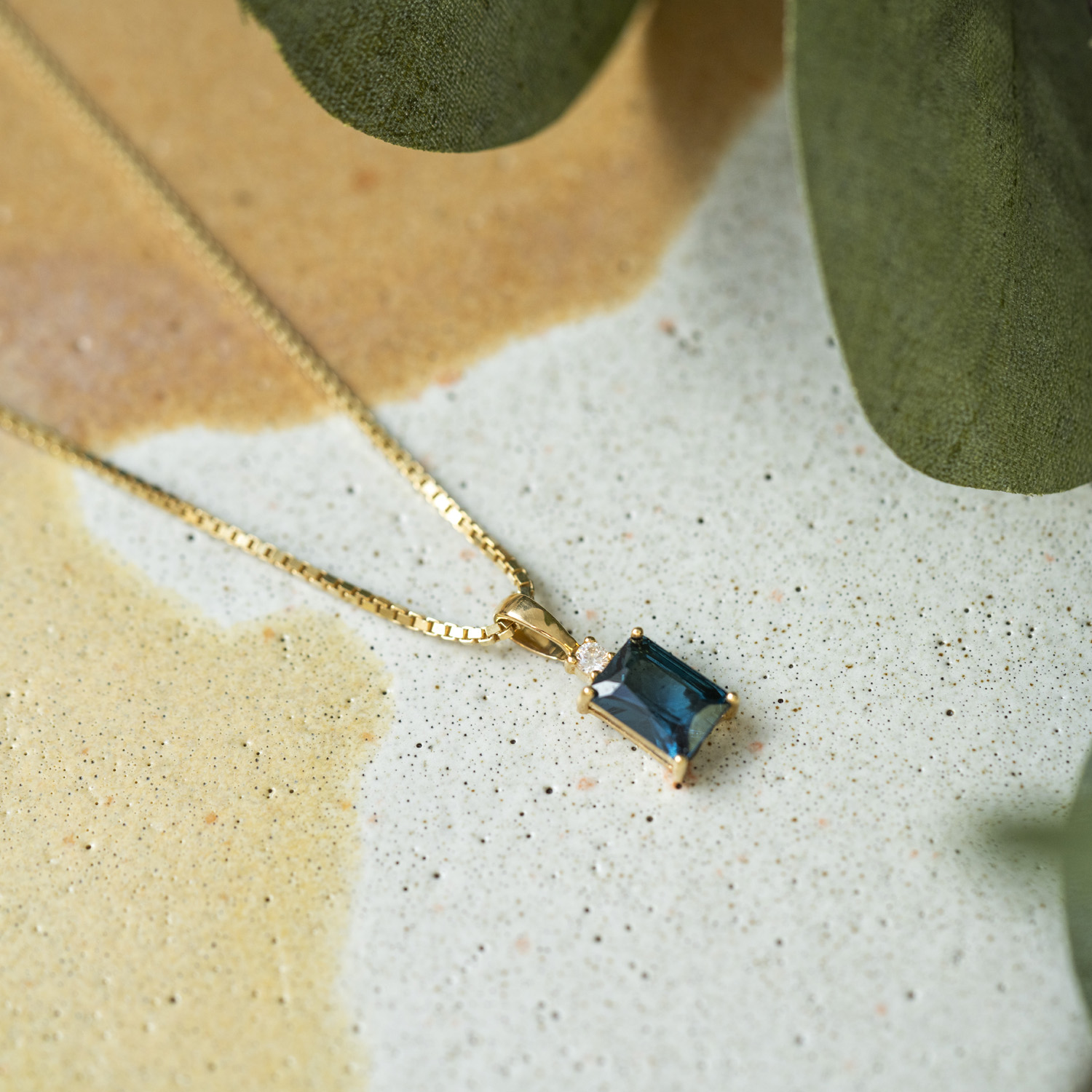 Bilde nummer 4 av Pan Jewelry, Anheng i 585 gult gull med zirkonia og blå glassten