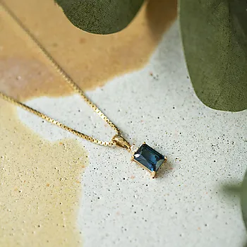 Bilde nummer 4 av Pan Jewelry, Anheng i 585 gult gull med zirkonia og blå glassten