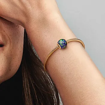 Bilde nummer 2 av Pandora Moments, Charms i 925 forgylt sølv med jordkloden