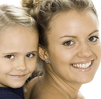 Bilde nummer 4 av Blomdahl, Øredobber i medisinsk titan med klare Swarovski krystaller