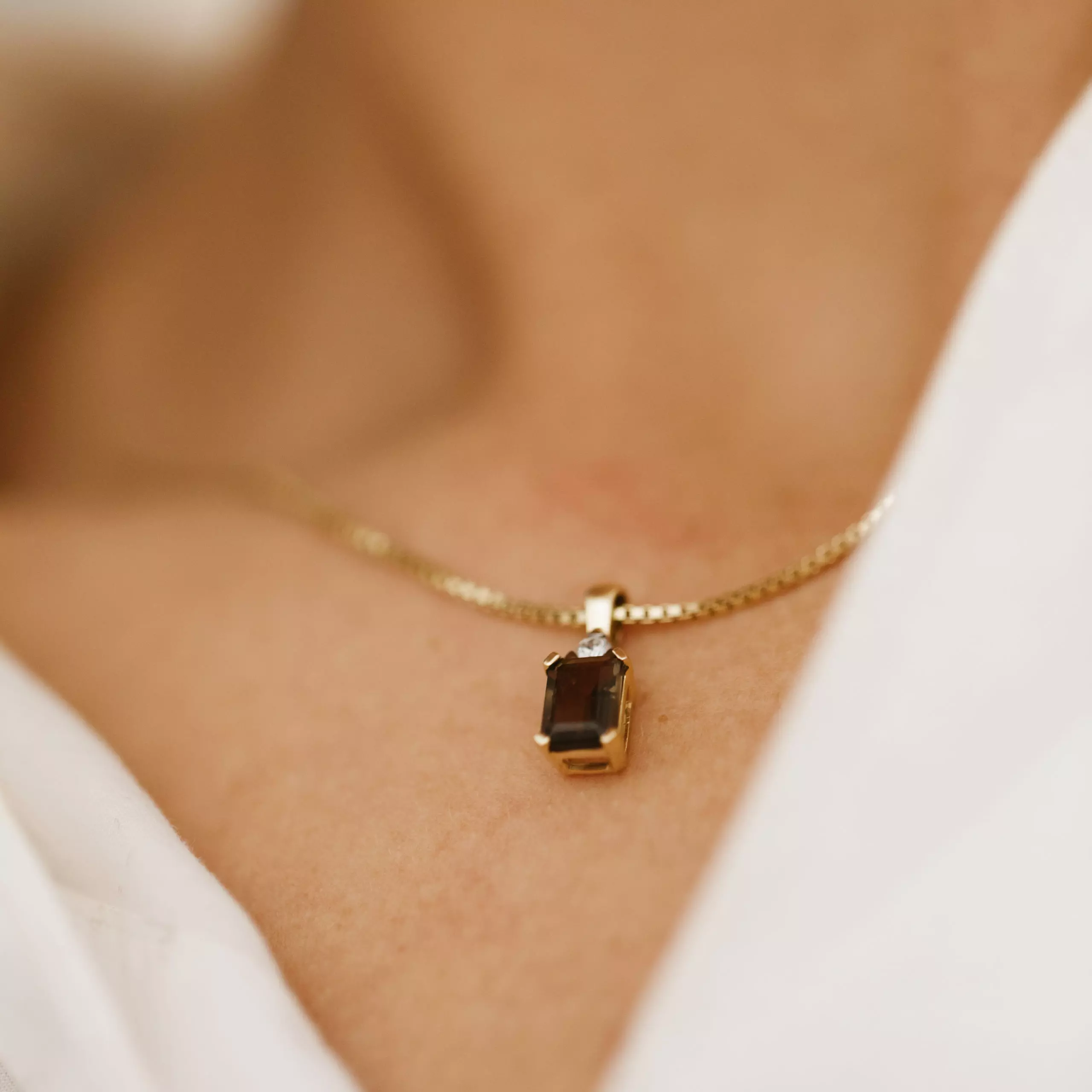 Bilde nummer 2 av Michelle smykke i 585 gult gull med diamant 0,05 ct og røykkvarts