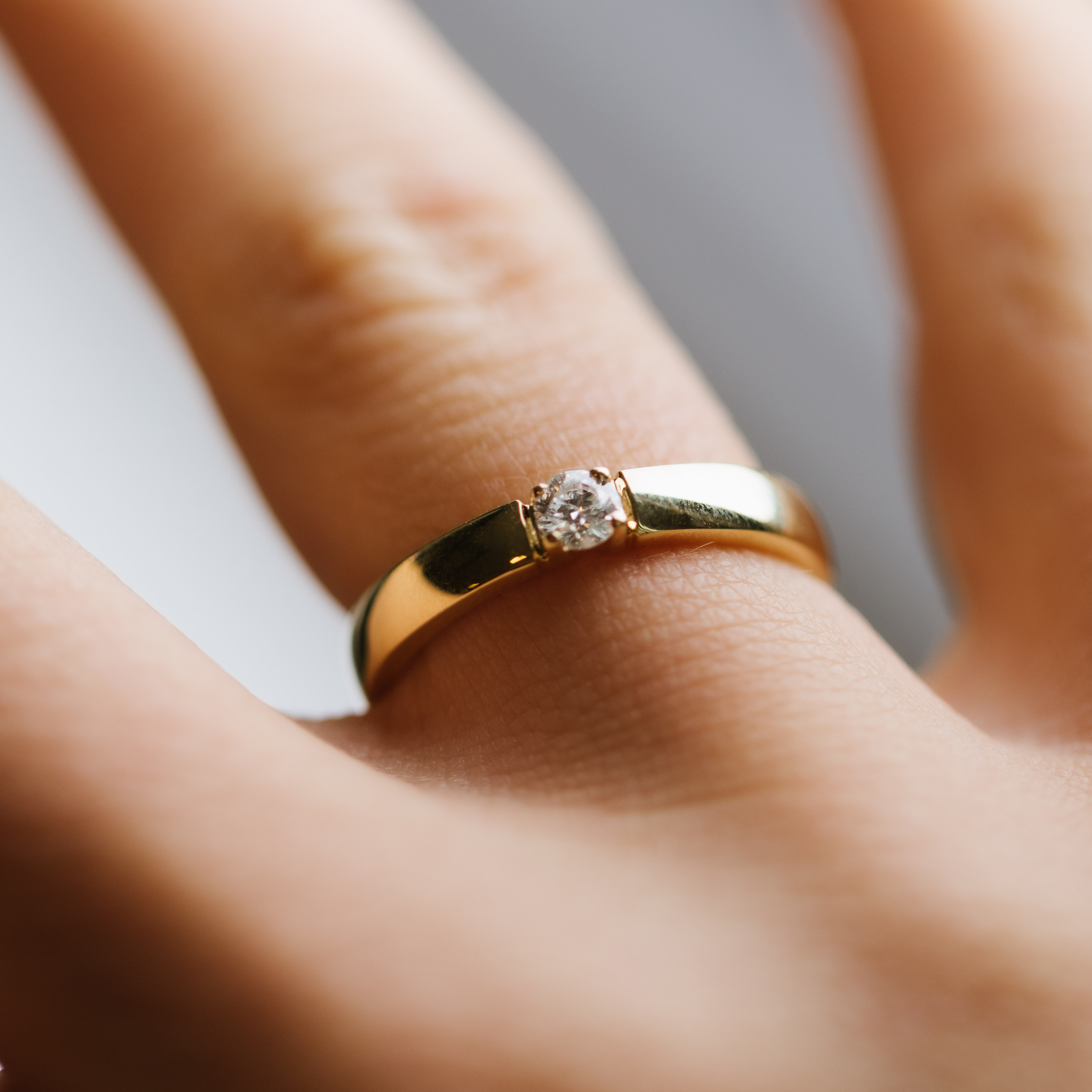 Bilde nummer 3 av Pan Jewelry, Angelica alliansering i 585 gult gull med diamanter 0,15 ct WSI