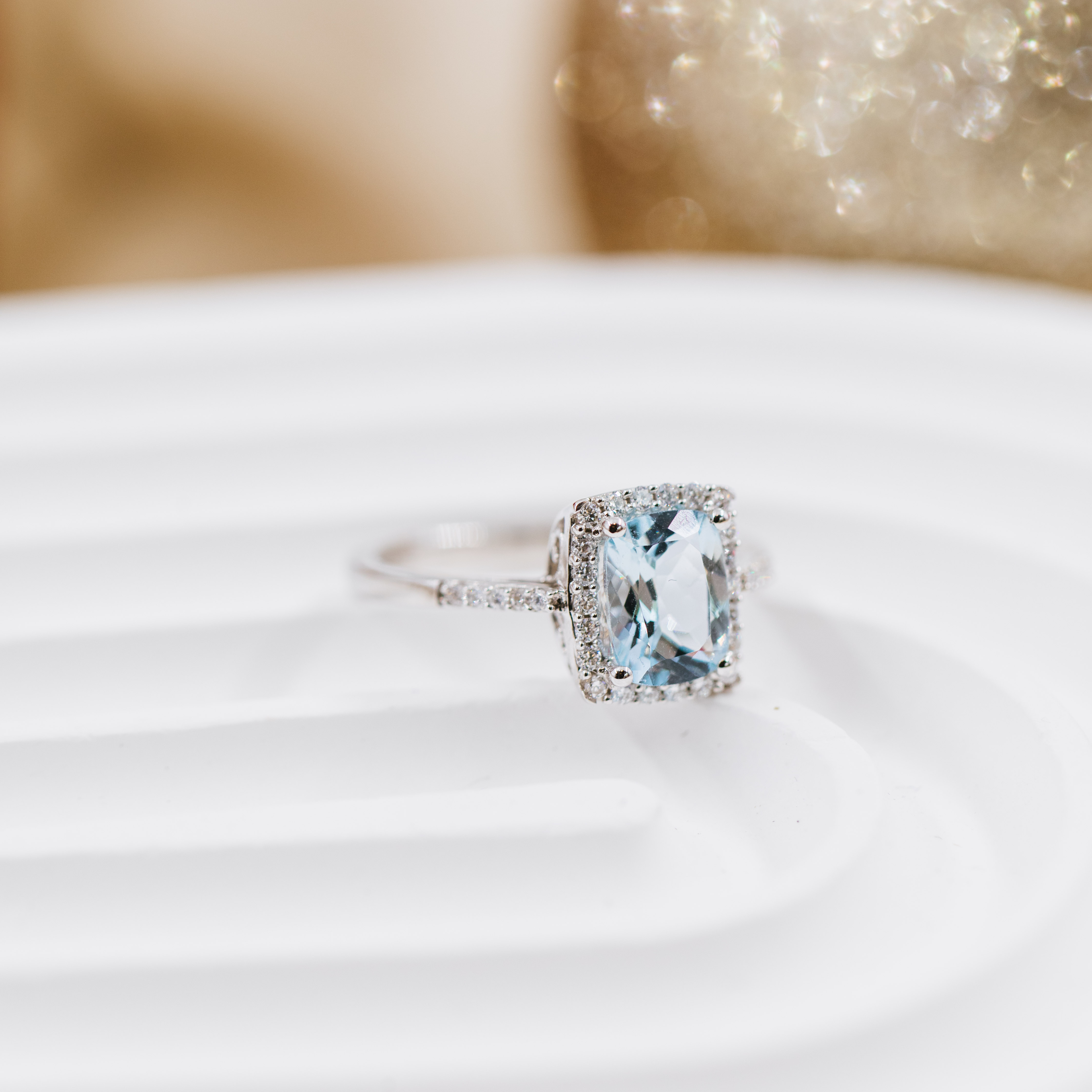Bilde nummer 3 av Jacqueline diamantring i 375 hvitt gull med diamanter 0,20 ct og akvamarin