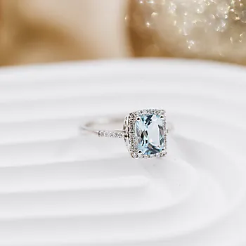Bilde nummer 3 av Jacqueline diamantring i 375 hvitt gull med diamanter 0,20 ct og akvamarin