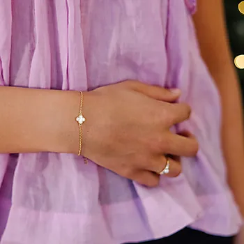 Bilde nummer 2 av Kløver armbånd i forgylt 925 sølv med perlemor