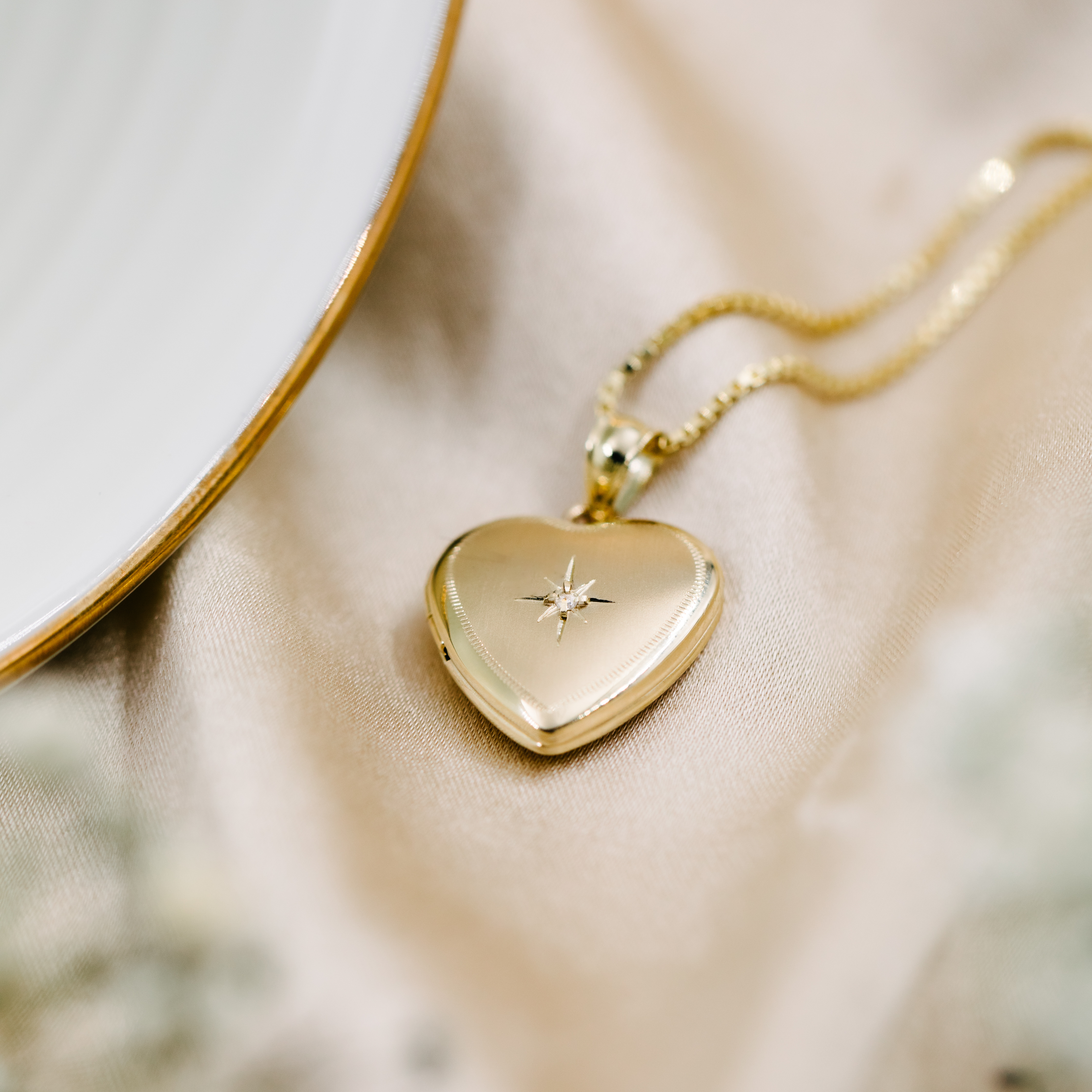 Bilde nummer 2 av Pan Jewelry, Medaljong i 585 gult gull med hjerte og diamant 0,01 ct