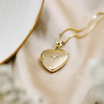 Bilde nummer 2 av Pan Jewelry, Medaljong i 585 gult gull med hjerte og diamant 0,01 ct