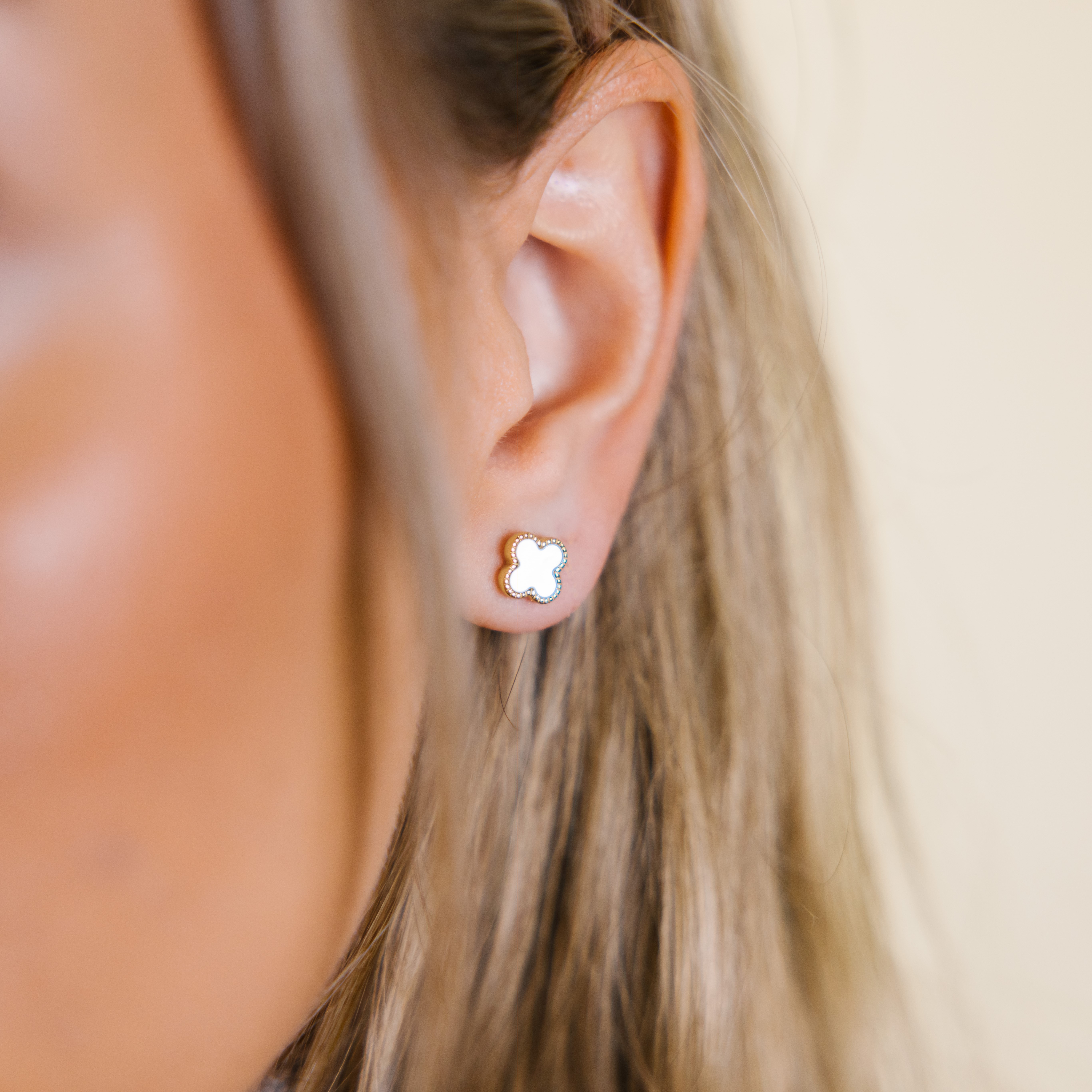 Bilde nummer 3 av Pan Jewelry, Kløver øredobber i forgylt 925 sølv med hvit perlemor