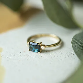 Bilde nummer 3 av Pan Jewelry, Ring i 585 gult gull med zirkonia og blå glassten