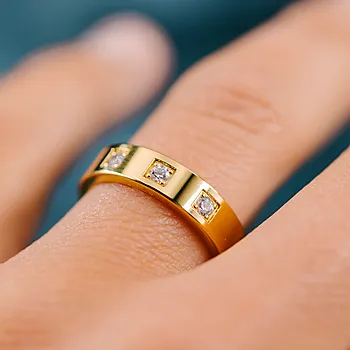 Bilde nummer 3 av Giftering i 585 gult gull med diamanter 0,18 CT | 5 mm bredde
