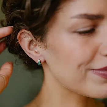 Bilde nummer 2 av Michelle diamantøredobber i 585 gult gull 0,08 ct med hydrotermisk smaragd