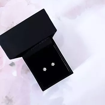 Bilde nummer 3 av Olivia øredobber i 585 hvitt gull med diamant 0,40 ct