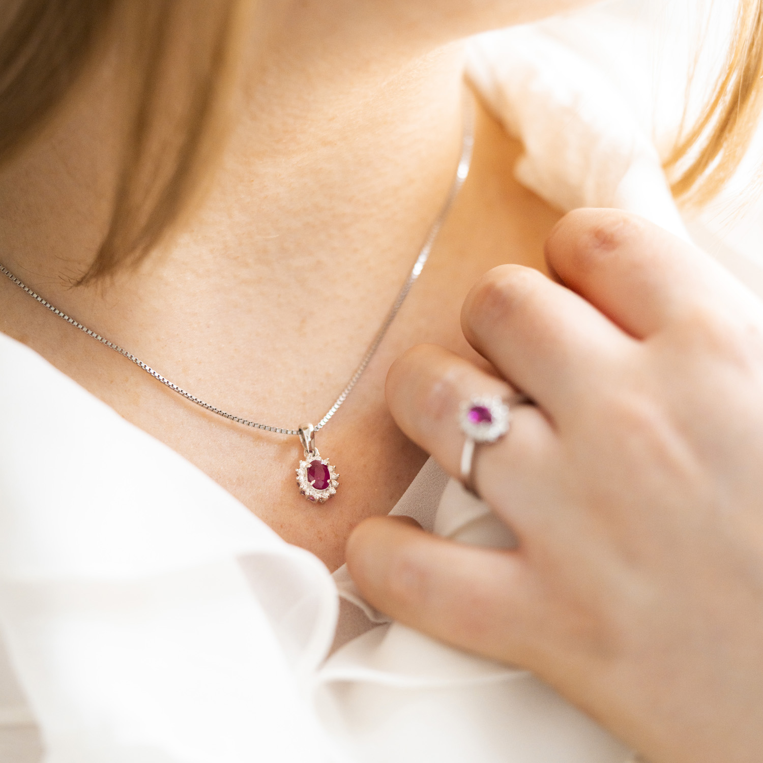 Bilde nummer 2 av Gold Collection, Anheng i 585 hvitt gull med diamanter 0,14 ct og rubin