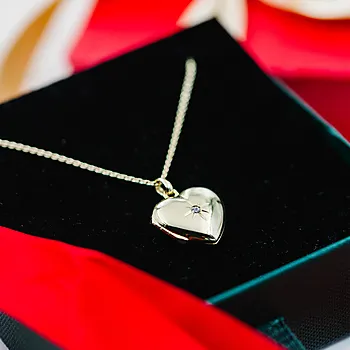 Bilde nummer 4 av Medaljong i 925 forgylt sølv med zirkonia