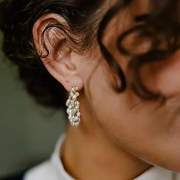 Bilde nummer 2 av Perledrøm øreringer i 925 forgylt sølv med ferskvannsperler