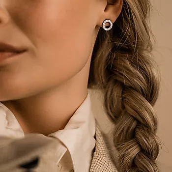 Bilde nummer 3 av Blomdahl, Øredobber i medisinsk titan med klare Swarovski krystaller