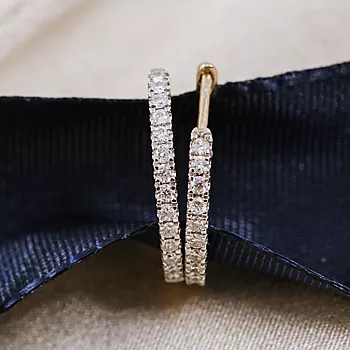 Bilde nummer 4 av Clara øreringer i 375 gult gull med diamanter 0,25 ct