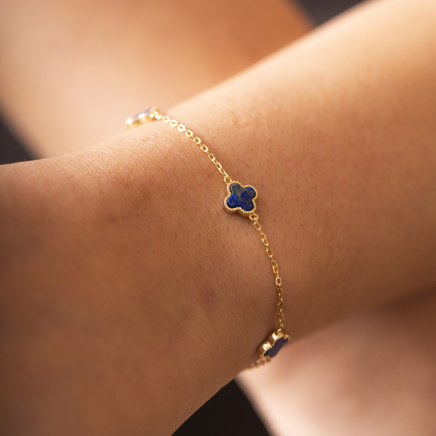 Bilde nummer 2 av Pan Jewelry, Kløver armbånd i forgylt 925 sølv med havblå lapis lazuli