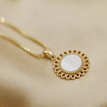 Bilde nummer 2 av Pan Jewelry, Anheng i 585 gult gull med perlemor og blomstdesign