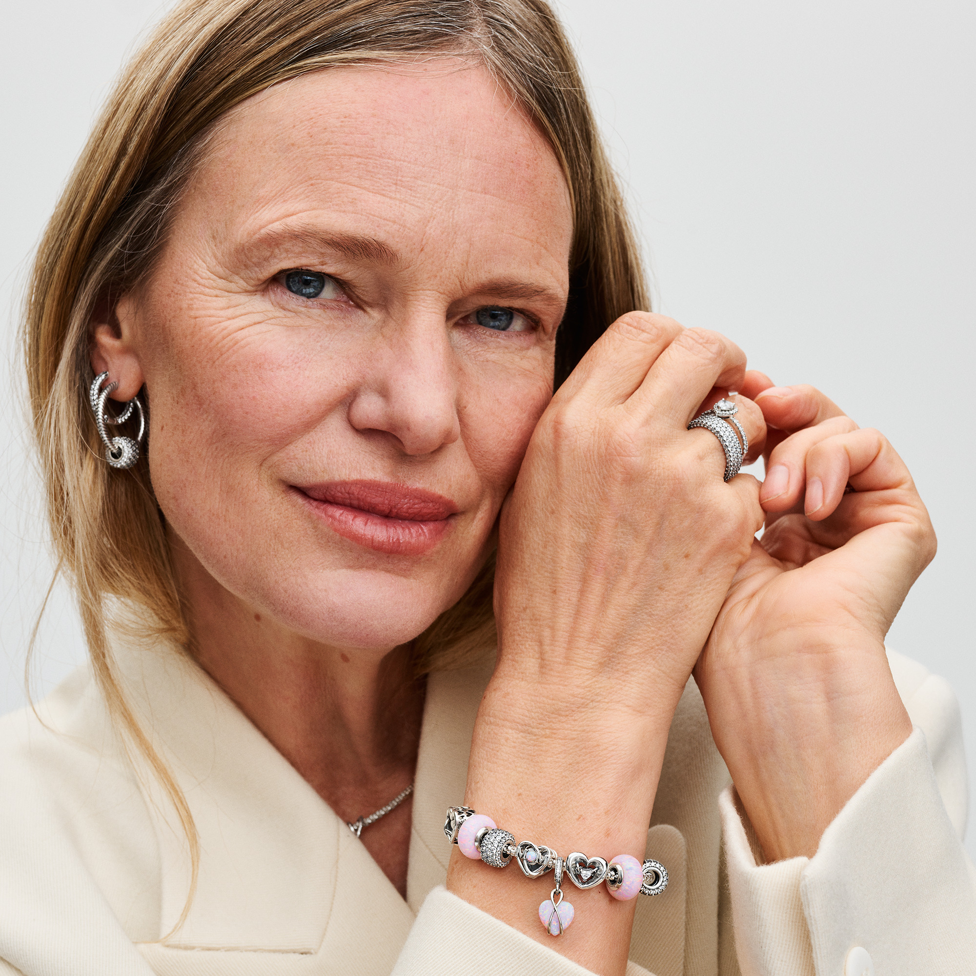 Bilde nummer 2 av Pandora Moments, Charm i 925 sølv med teksten "Mom"