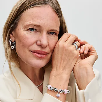 Bilde nummer 2 av Pandora Moments, Charm i 925 sølv med teksten "Mom"