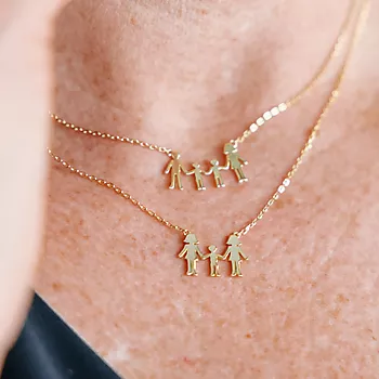 Bilde nummer 3 av Pan Jewelry, Familiesmykke med mor, far og to sønner i forgylt 925 sølv