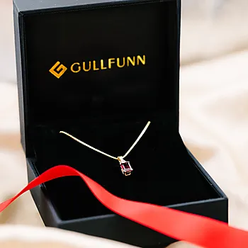 Bilde nummer 4 av Michelle diamantsmykke i 585 gult gull 0,06 ct med rhodolitt