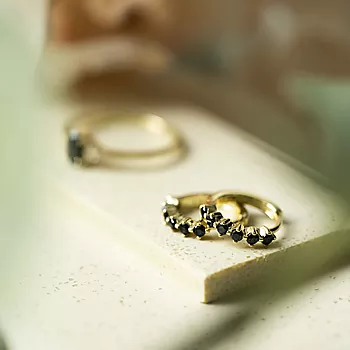 Bilde nummer 4 av Pan Jewelry, Øreringer i forgylt sølv med sort zirkonia