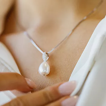 Bilde nummer 2 av Pan Jewelry, Smykke i 925 sølv med ferksvannsperle og zirkonia
