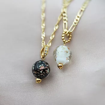 Bilde nummer 2 av Pan Jewelry, Anheng i 925 forgylt sølv med hvit glasskule