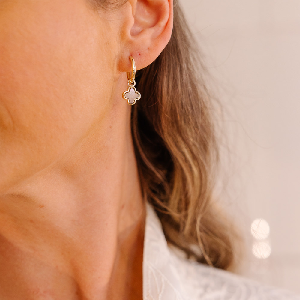 Bilde nummer 2 av Pan Jewelry, Kløver øreringer i forgylt 925 sølv med grå perlemor kløver