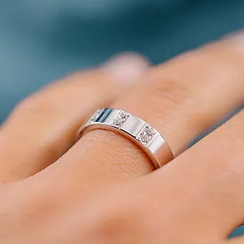 Bilde nummer 2 av Giftering i 585 hvitt gull med diamanter 0,18 CT | 5 mm bredde
