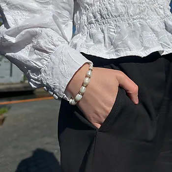 Bilde nummer 2 av Tone Damli by A&C, Forever Yours armbånd i forgylt stål med ferskvannsperler og krystaller